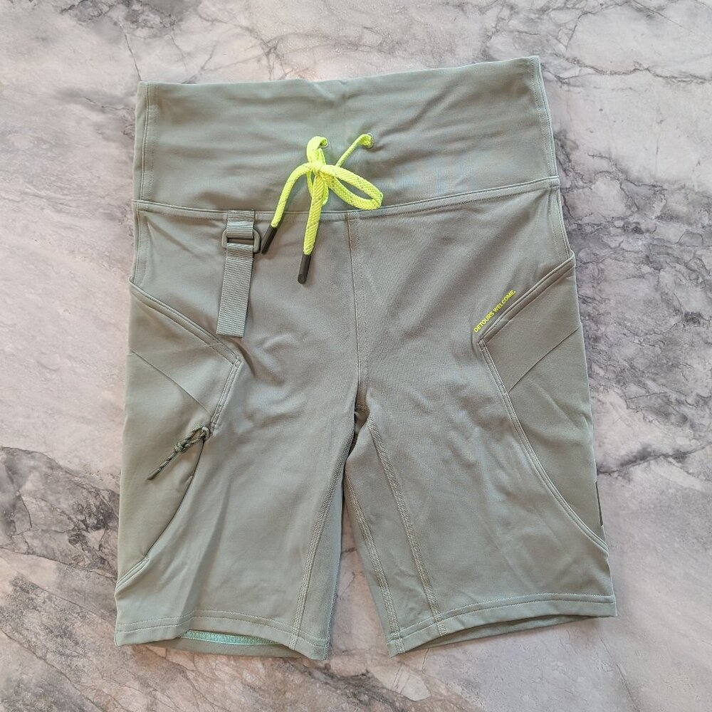 Lululemon Cargo Super-High-Rise Hiking Short 8"